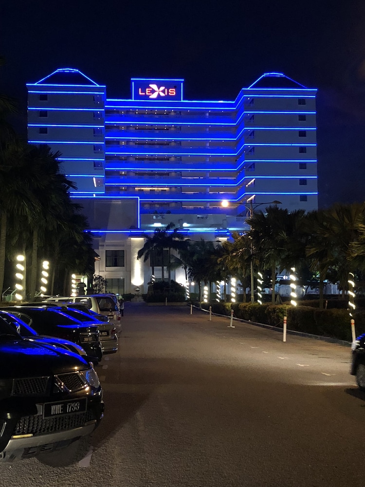 Hotel CMK & Private Water Chalet - Image 1