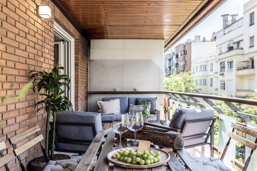 Mondragone - 1 Bedroom and Terrace in Goya