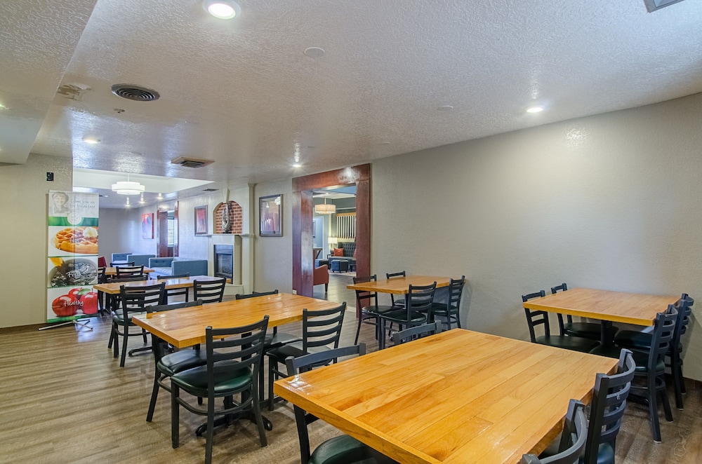 Buffalo Vacations - Quality Inn - Property Image 6
