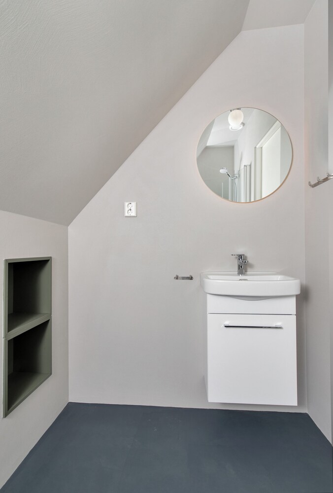 Central Guest House - Private Bathroom