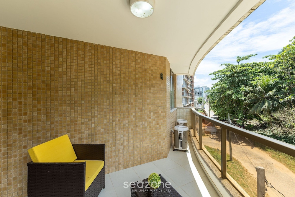Apt w/ Balcony Steps From the Sea, Ilheus Erw0301