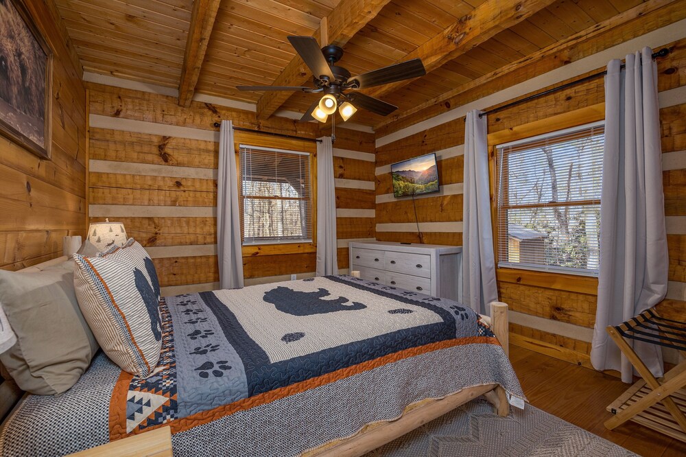 Hidden Hideaway 2 Bedroom Cabin by RedAwning view 2
