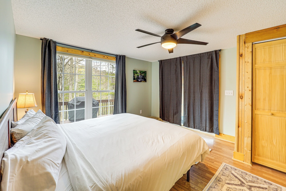 Pet-friendly Cabin w/ Hot Tub in North Carolina!