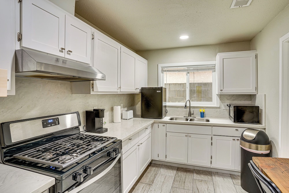 Explore LA & Long Beach: Compton Condo w/ Patio