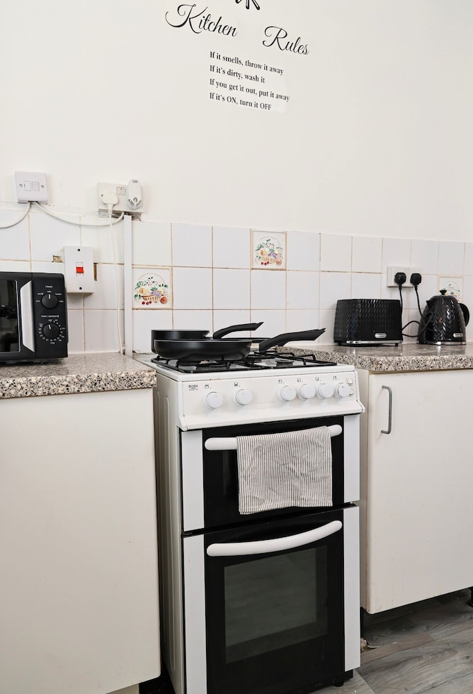 Kingston Duplex Apt Balcony, Parking & Wi-fi