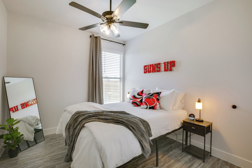 Hot Tub & Game Room: 'raider Resort' in Lubbock