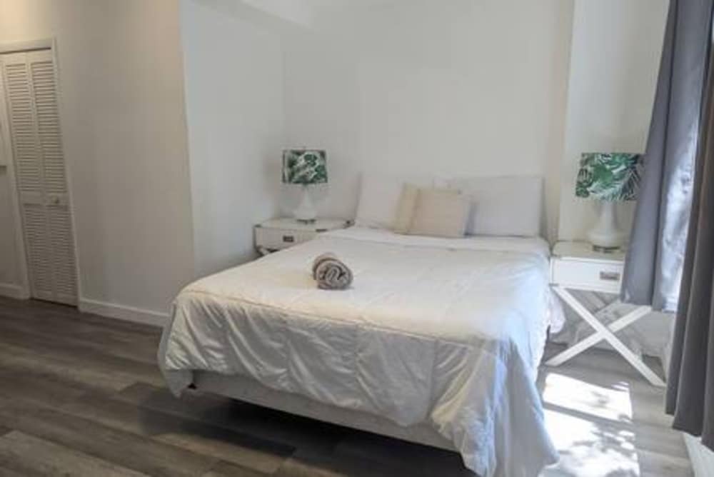 Pool Parking 2 Bedroom Retreat Sleeps 5