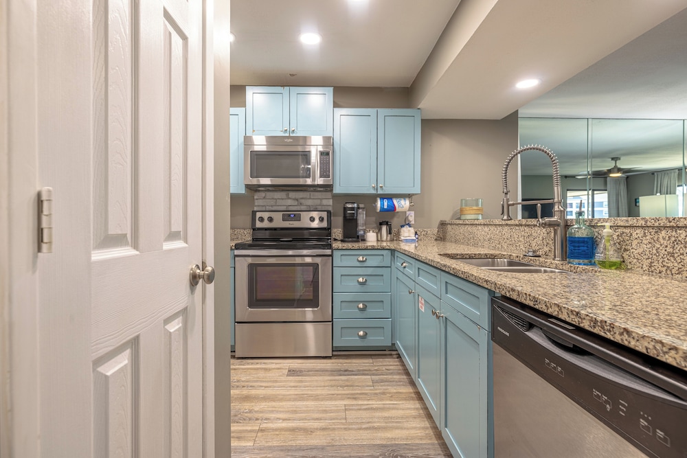 2BR Condo in Edgewater Resort With Golf, Tennis, Pools & Free Tram Service!
