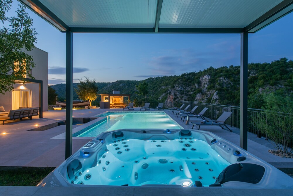 Villa River Rose with pool and jacuzzi, near the river beach