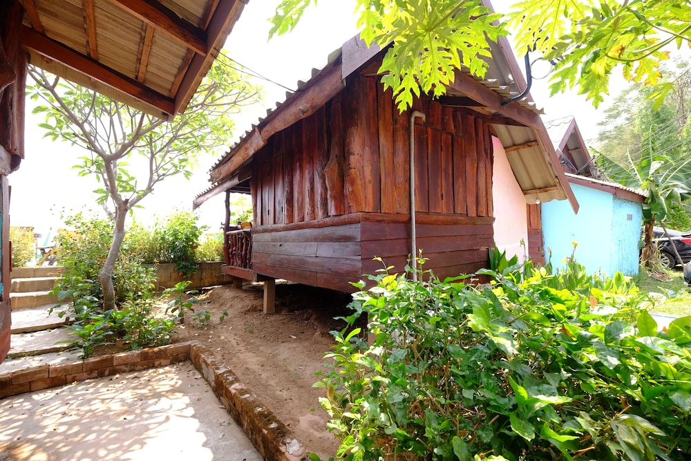 Baanpakrimklong Sukhamon Homestay & Resort