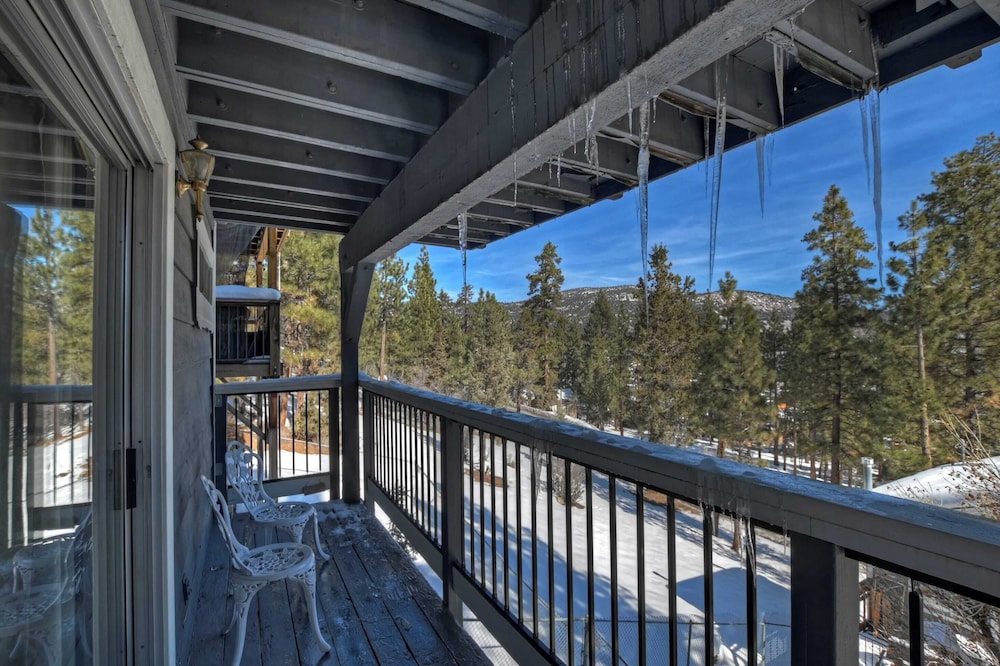 Mountain Palette by Avantstay Hot Tub, Game Room, Deck, Sweeping Views!