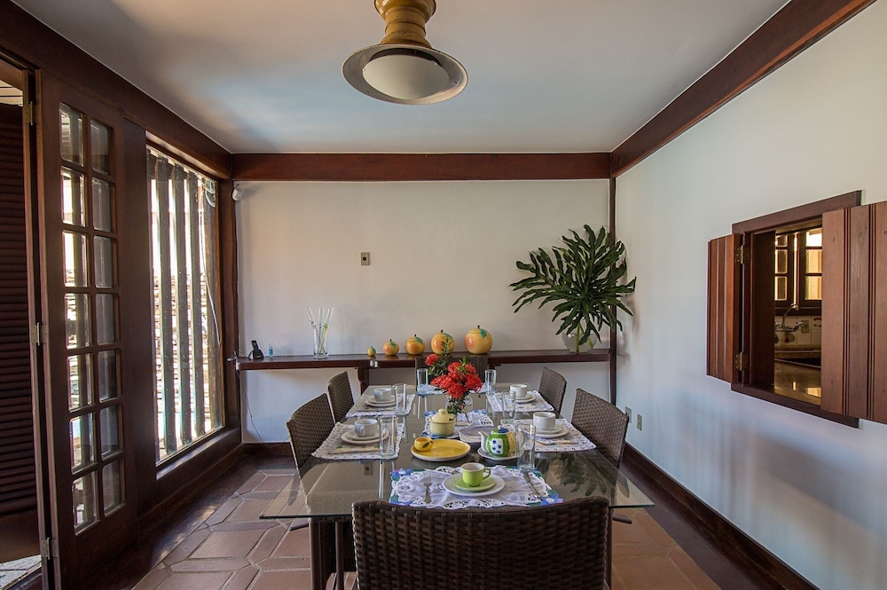 Casa com Cinco Quartos Pé na Areia