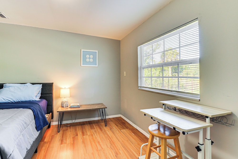 7 Mi to Beach: Cozy Home w/ Yard in Englewood!