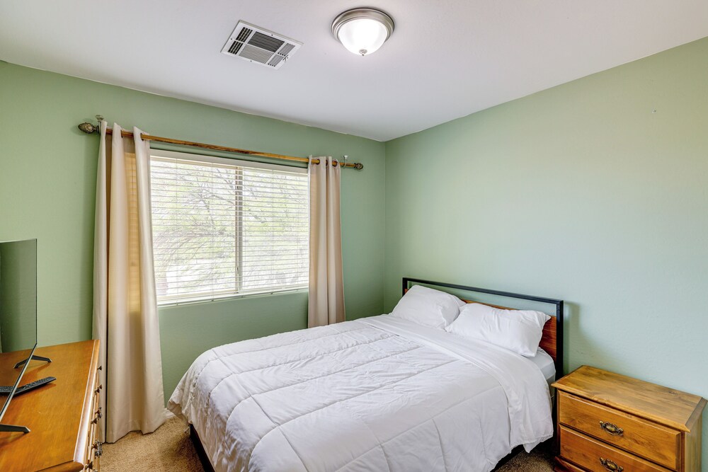 2 Mi to Desert Diamond Arena: Home w/ Patio!