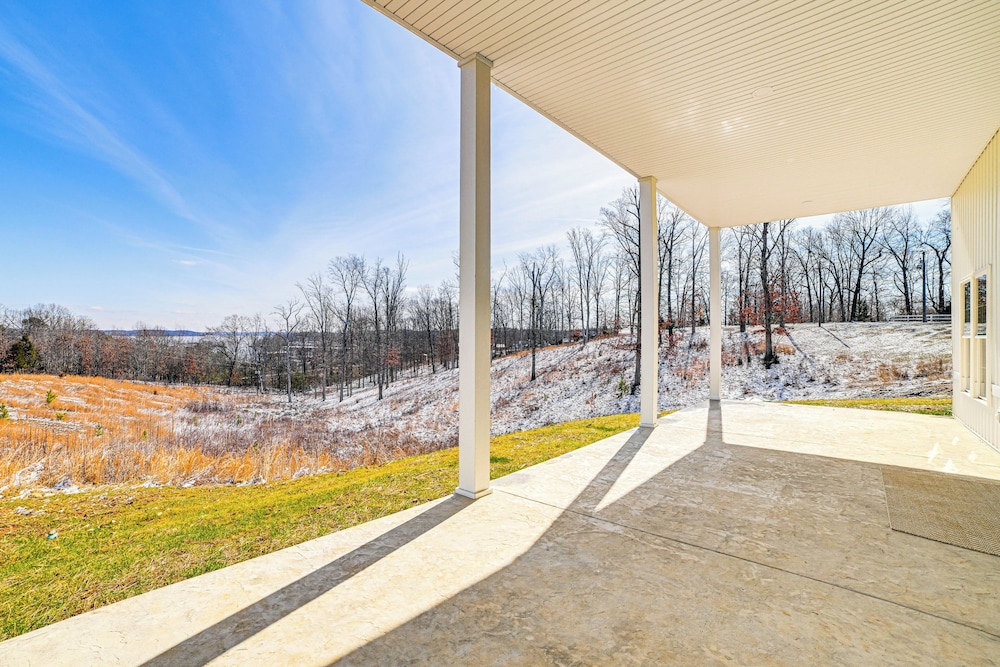 Lake View + Deck: Group Getaway in Grand Rivers!