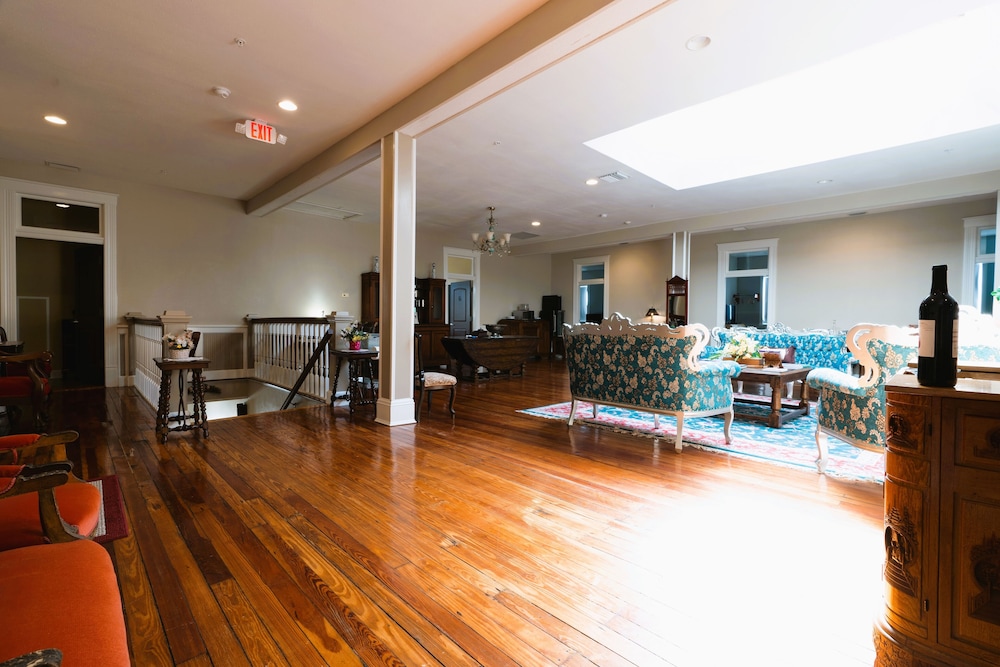Oak Tree Hotel