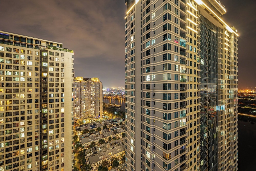 Luxury Sunwah Apartment near Landmark 81 - City View