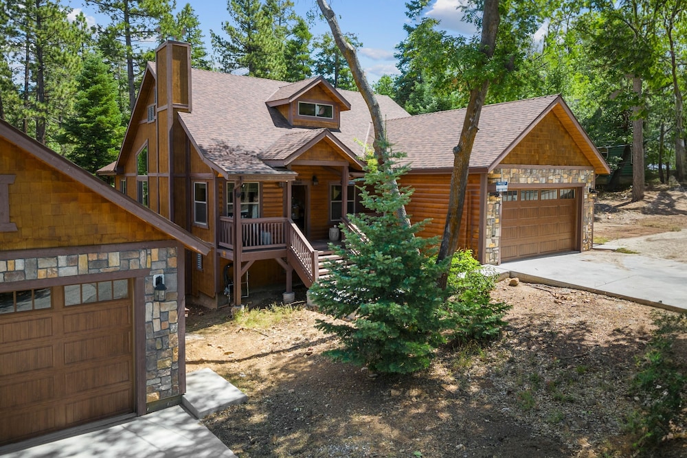 Teddy by Avantstay Majestic Cabin in Big Bear w Balcony
