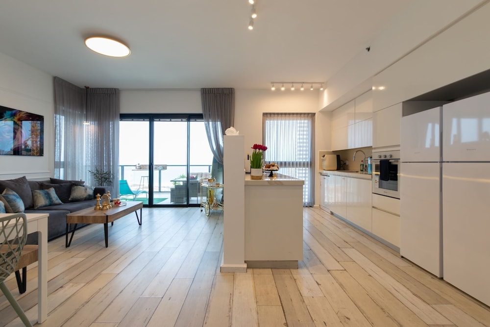 3 BR SeaFront APT Prestigious Tower