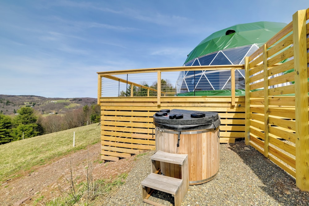 The Bear Dome w/ Barrel Hot Tub in Franklin!
