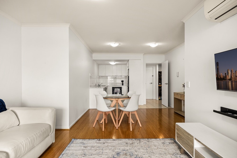 South Brisbane 2BR Apt With Gym & Sauna Access
