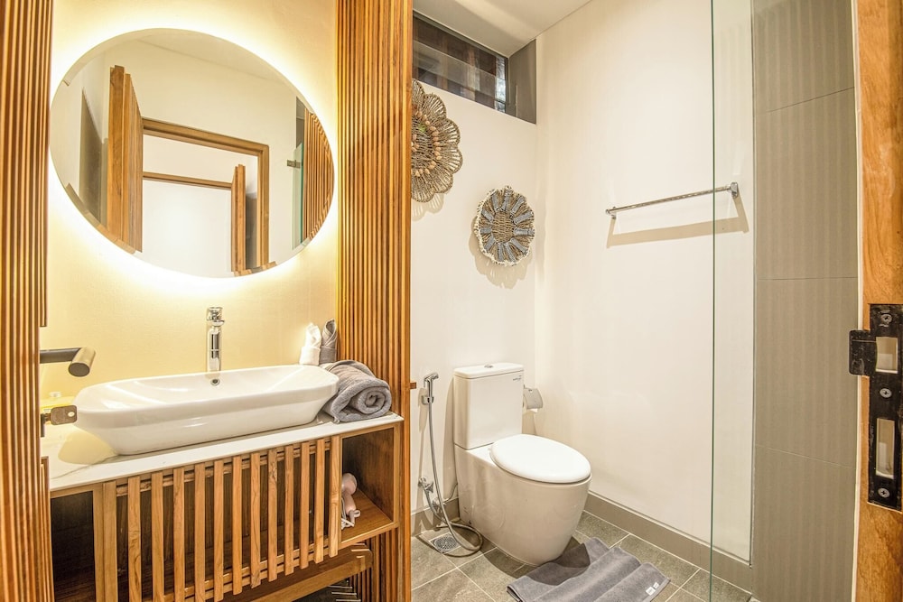 Luxury 5BR Retreat, 400m From Café Del Mar Shore
