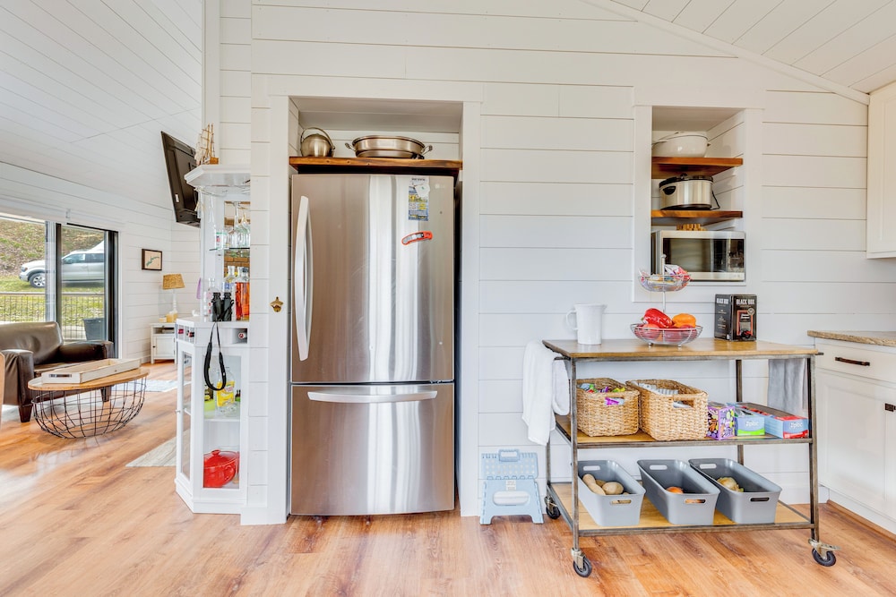 1 Mi to Marina: Cabin w/ Views Near Atwood Lake!