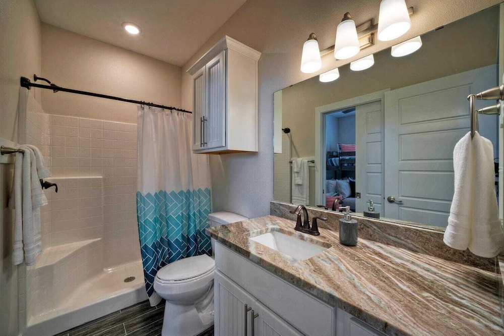 Sleeps 33! 4 Condos, Walk to the Beach, Resort-style Pool, Endless Summer Resort