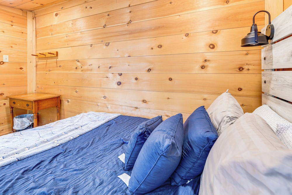 Glamping Getaway at Lake Carmi Cabin!