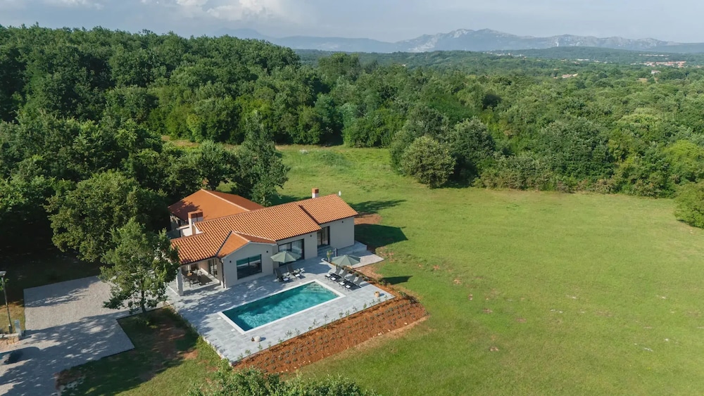 Photinia in Labin With 3 Bedrooms and 1 Bathrooms