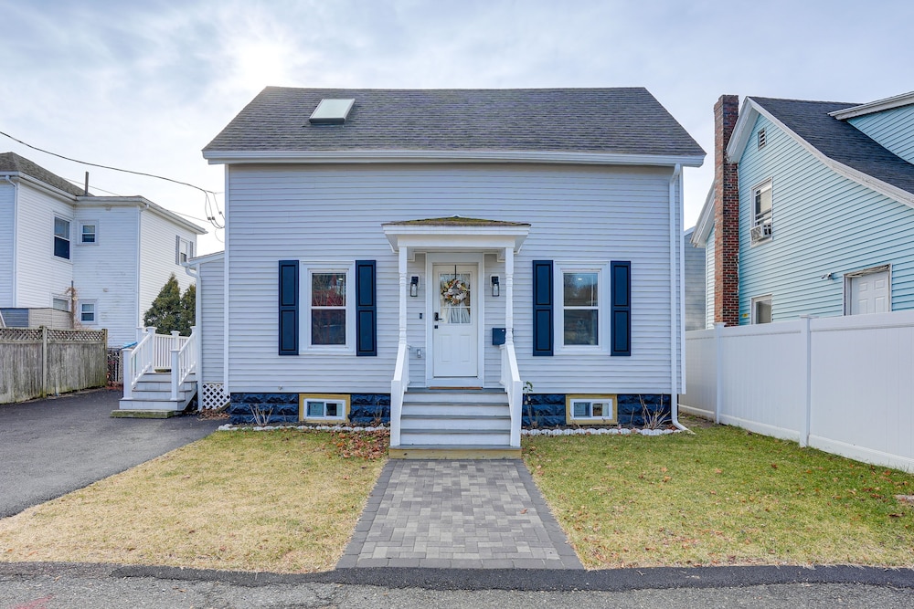 Coastal Lynn Escape w/ Fireplace: 3 Mi to Beaches
