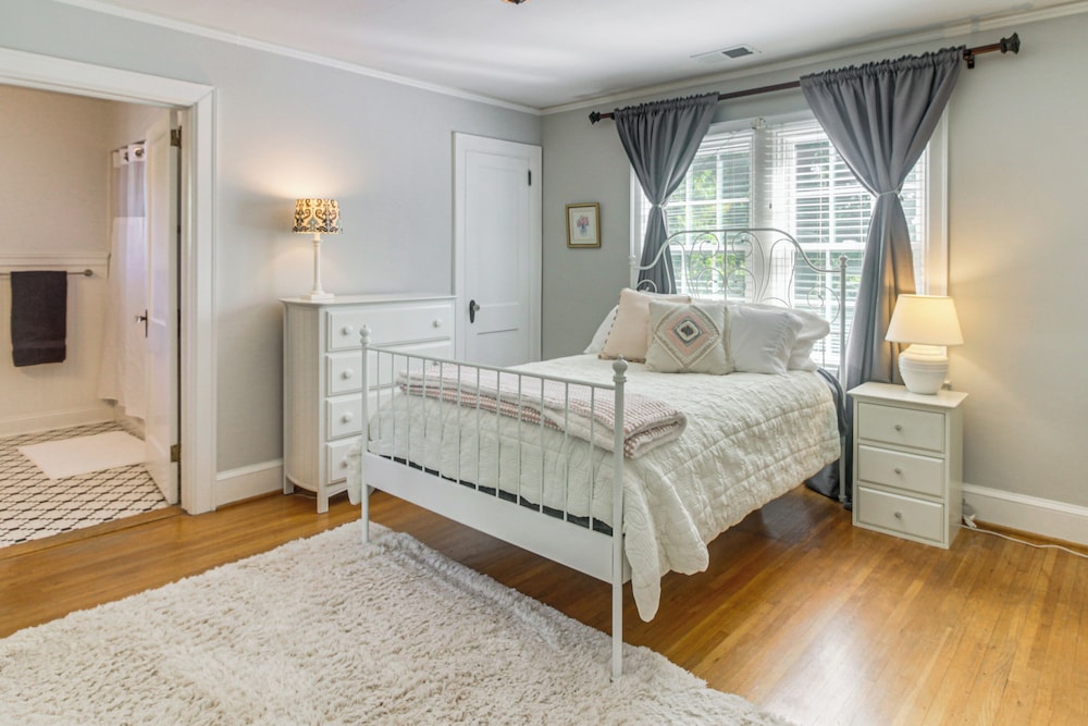 Walk to Dining & Shops: Historic Belmont Home