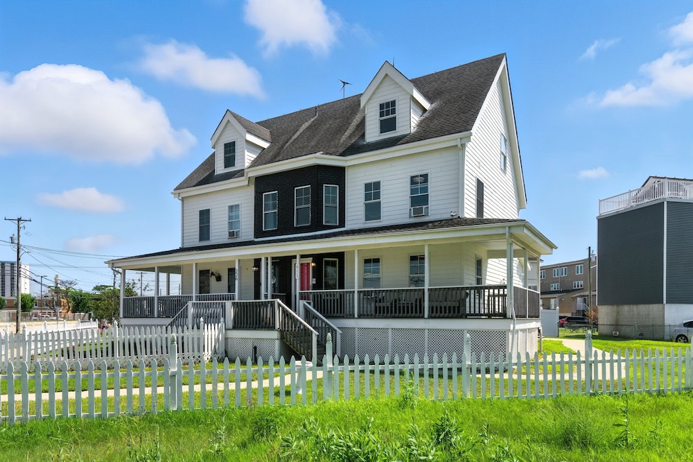 Stylish 3br Retreat Walk To Beach & Boardwalk 3 Bedroom Home