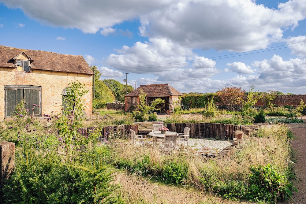 Stunning 4BD Home in Worcestershire