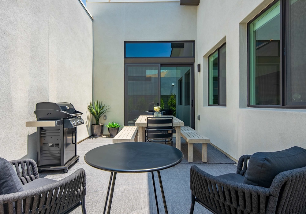 Modern Miralon - Sophisticated Retreat for Up To 5 w/ Resort Amenities
