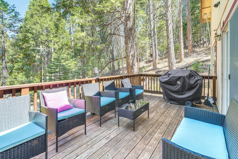 Hike, Swim, Golf: Family Retreat in Arnold!