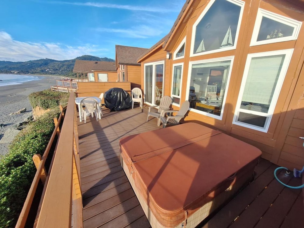 Oceanfront Cabin 10 Jacuzzi Breathtaking Views