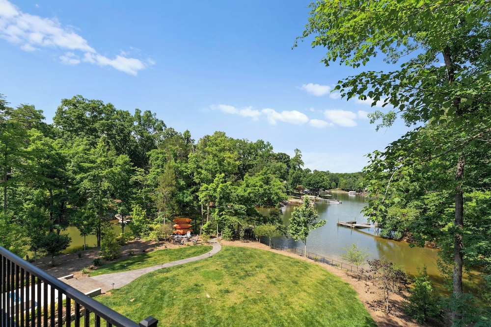 Take it to the Bank! by Avantstay New Pool + Hot Tub Sleeps 16 view 3