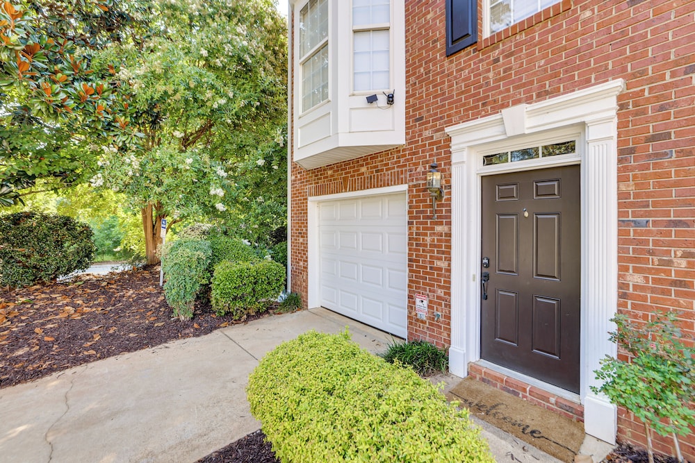 Playroom & Home Office: Family Retreat in Mauldin!
