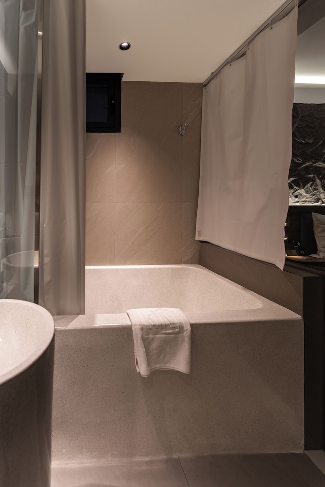 Kin Hotel Thai Van Lung 16