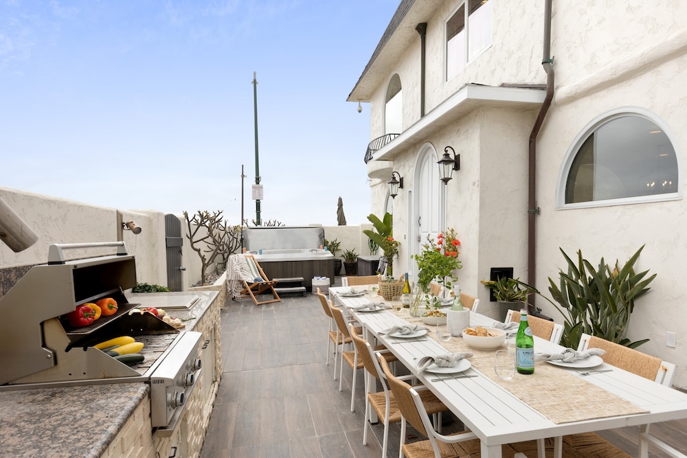 Shoreline by Avantstay Spectacular Beachfront Home w/ Fire Pit, Spa & Pool Table view 5