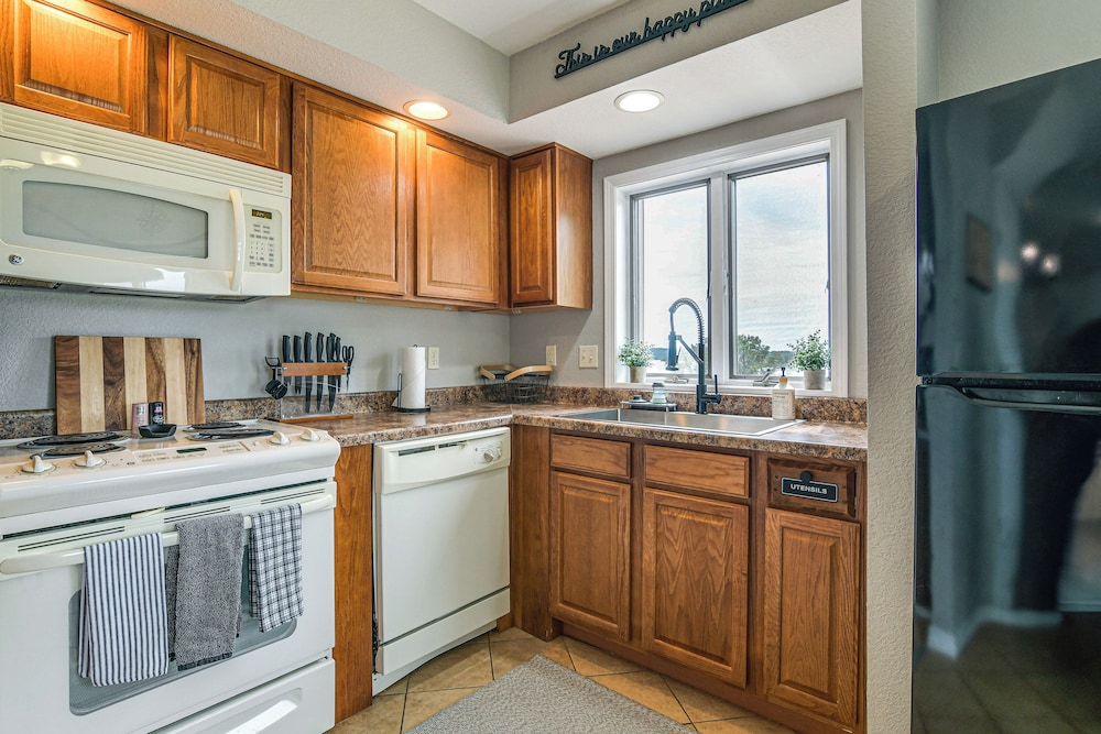 Table Rock Lake Retreat: Steps to Water & Pools!