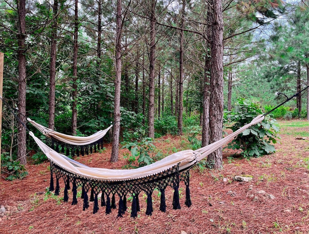 Sugarberry Farm Farmhouse! Firepit, Porch Swing