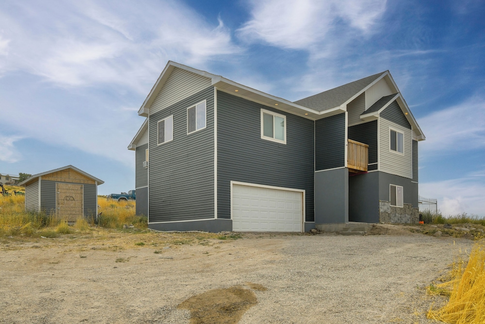 Balcony & Stunning Views: Airy Apt in Idaho Falls