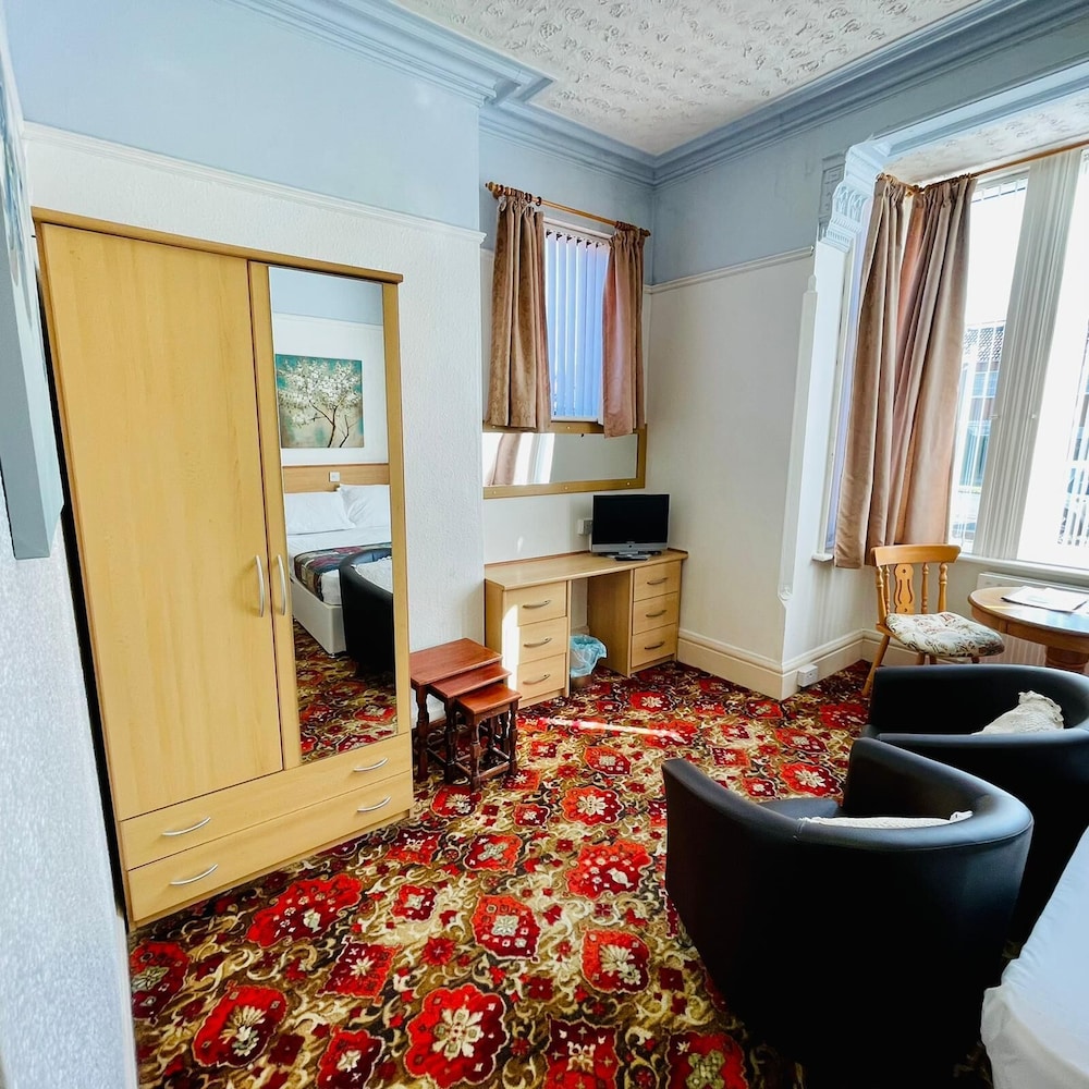 Lyndene Holiday Apartments