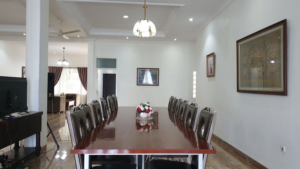 Aries Biru Hotel & Villa