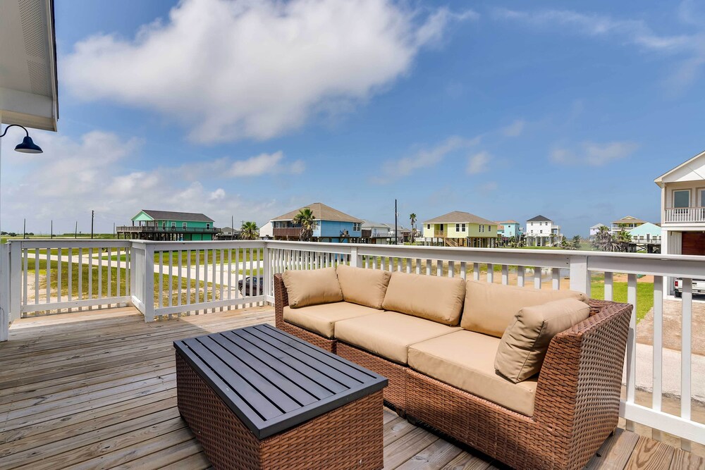 Breezy Freeport Home w/ Deck - 2 Mi to Beach! view 5