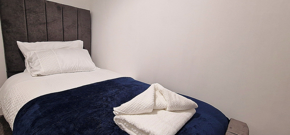 Ashfield House by Cyber Living - Modern Stay!