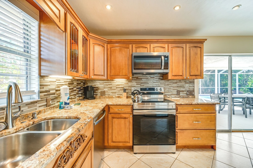 Hot Tub & Heated Pool: Bonita Springs Getaway!