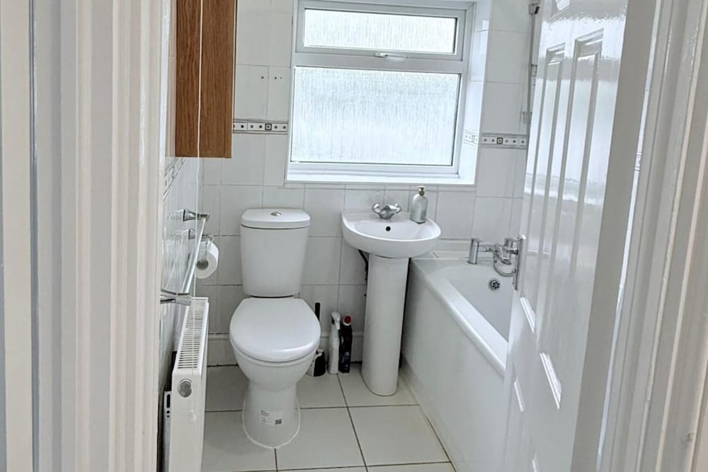 Fountain House-sleeps 5-central Dagenham-parking